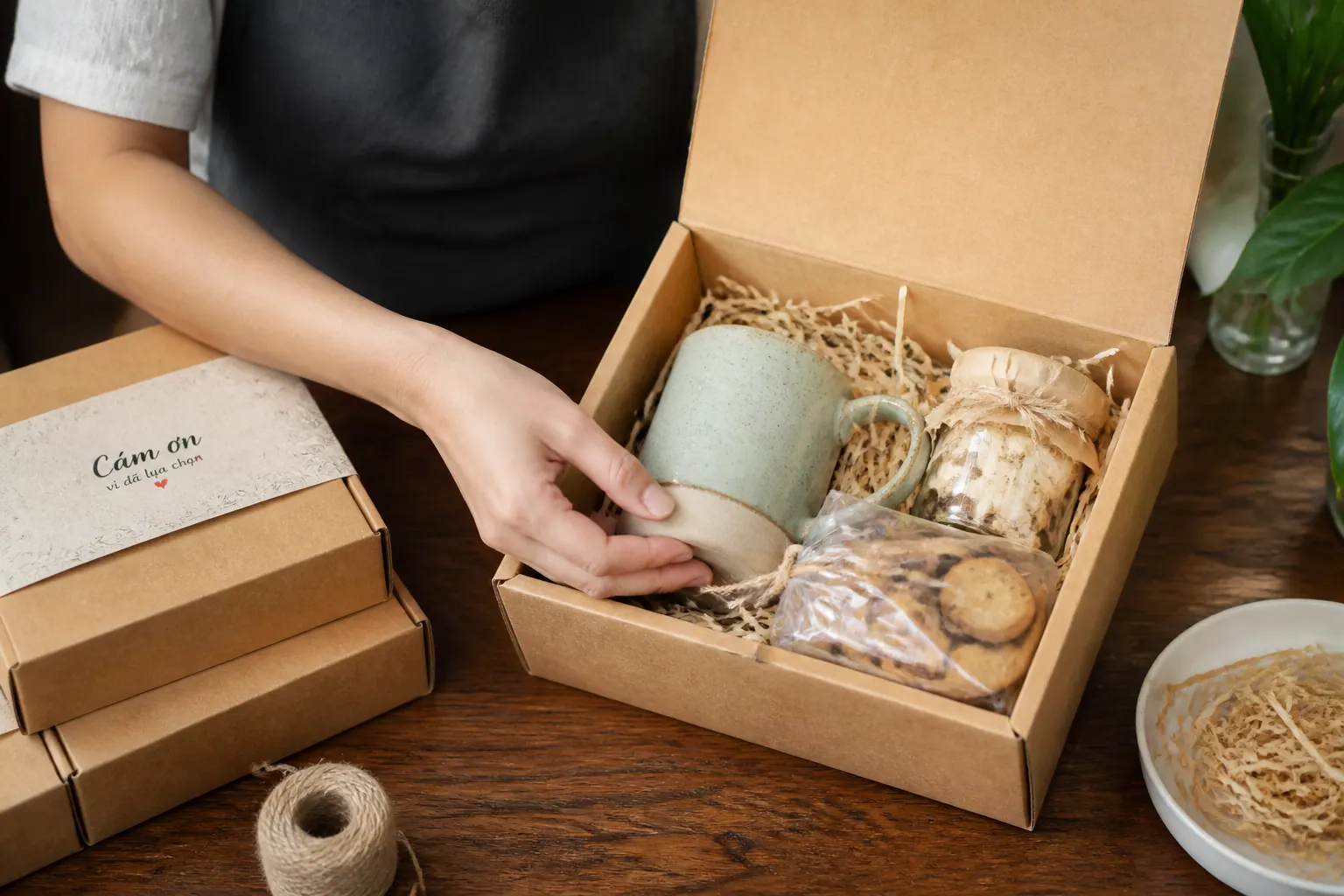 Tại Sao Nên Dùng Hộp Carton Đựng Quà?